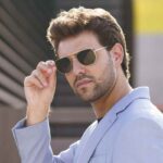 Uomo con occhiali da sole