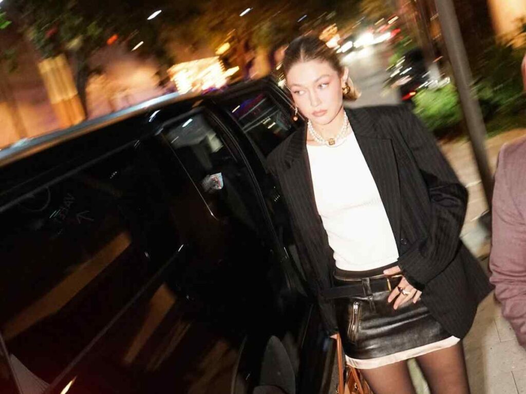 Gigi Hadid vicino a una macchina