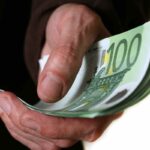 Mano con banconote da 100 euro