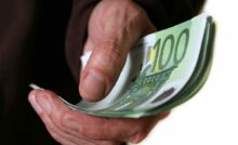 Mano con banconote da 100 euro