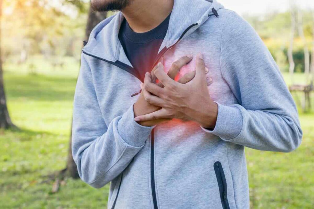corpo di uomo che si tocca petto che è circoscritto da un cerchio rosso