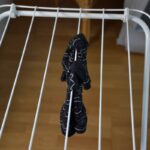 stendino bianco con indumento nero appeso